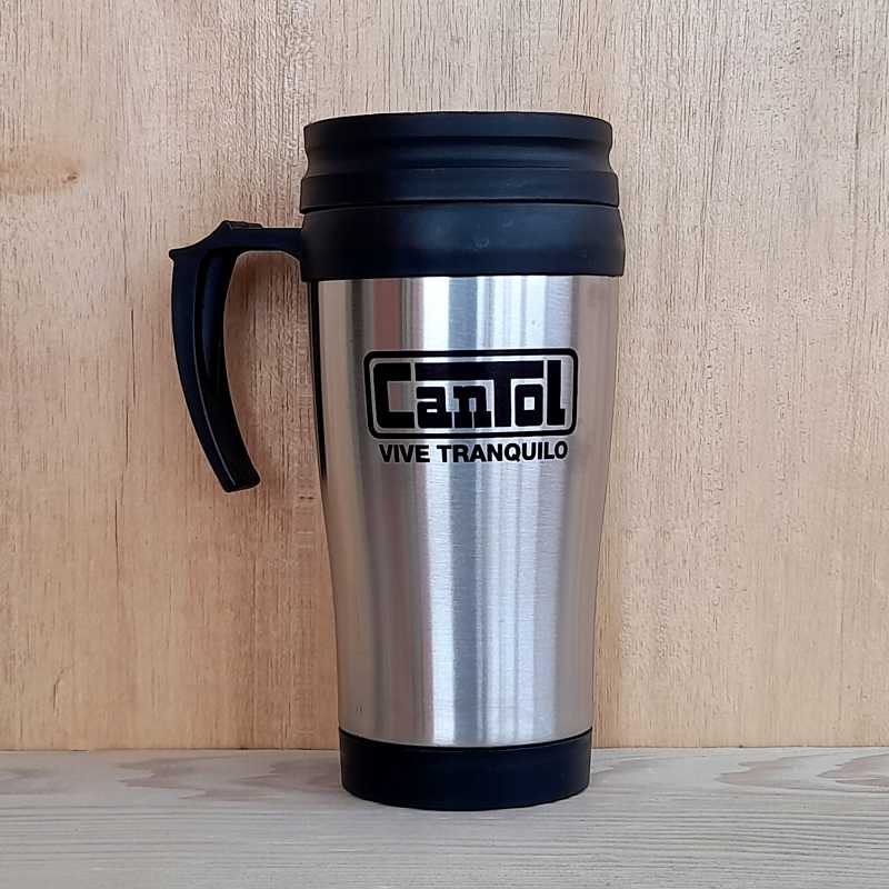 jarro mug plateado y tapa negra con logotipo cantol merchandising