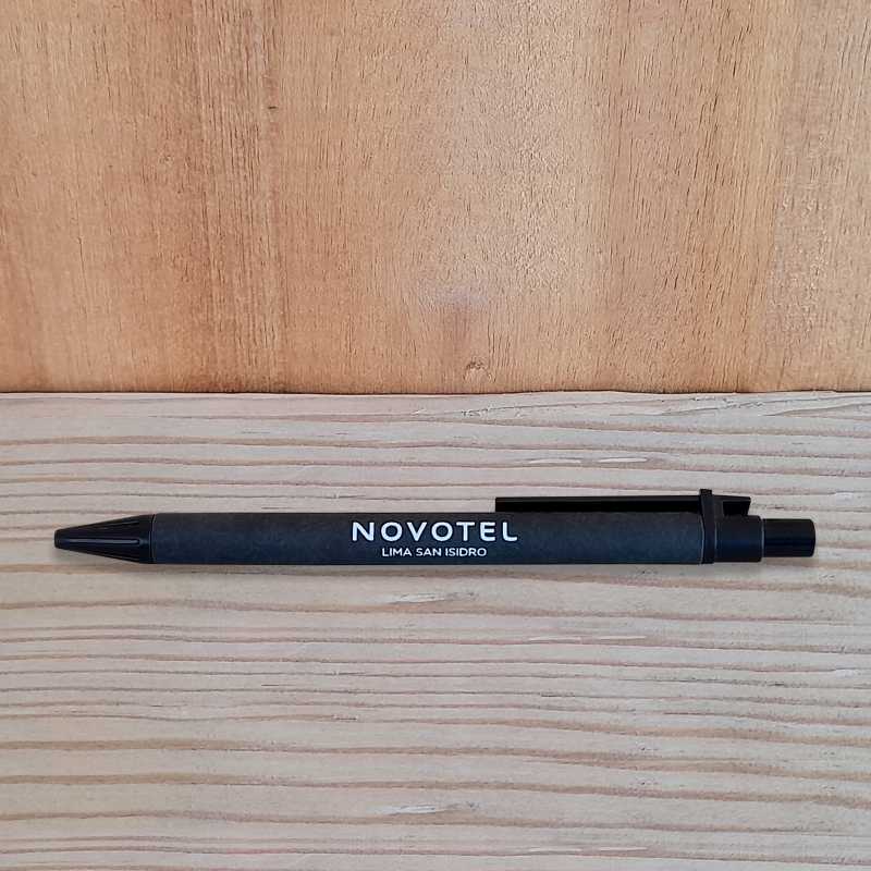 lapicero ecológico negro con logotipo novotel lima merchandising