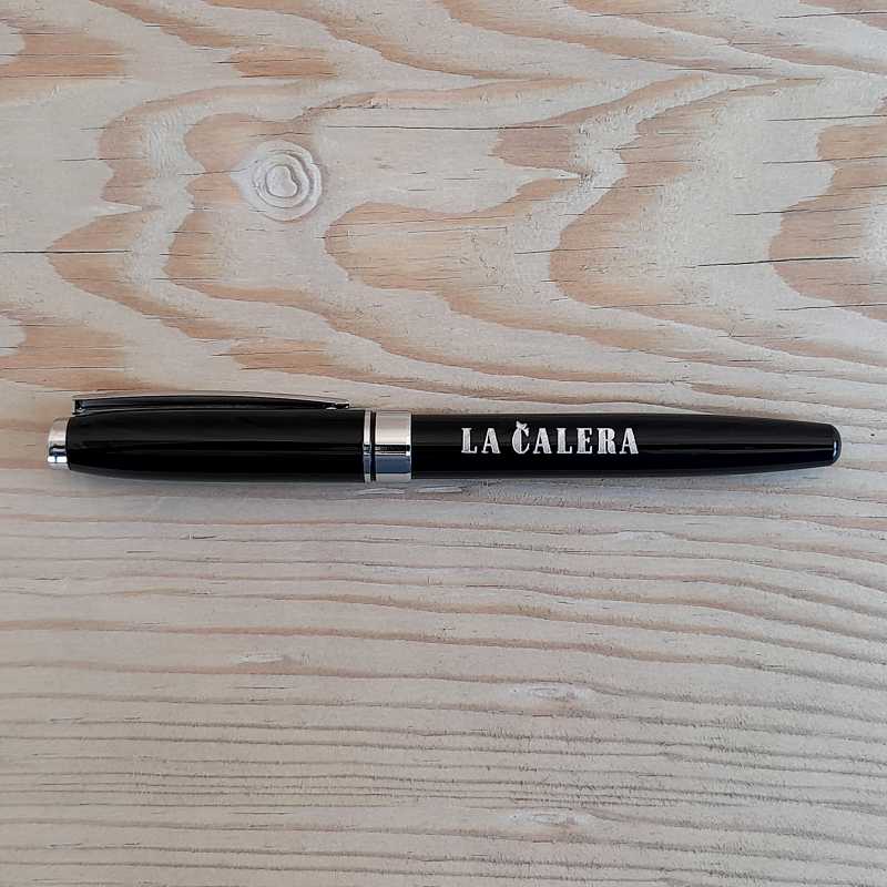 lapicero metálico negro con logotipo la calera merchandising