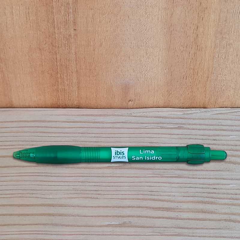 lapicero plástico verde con logotipo ibis styles merchandising