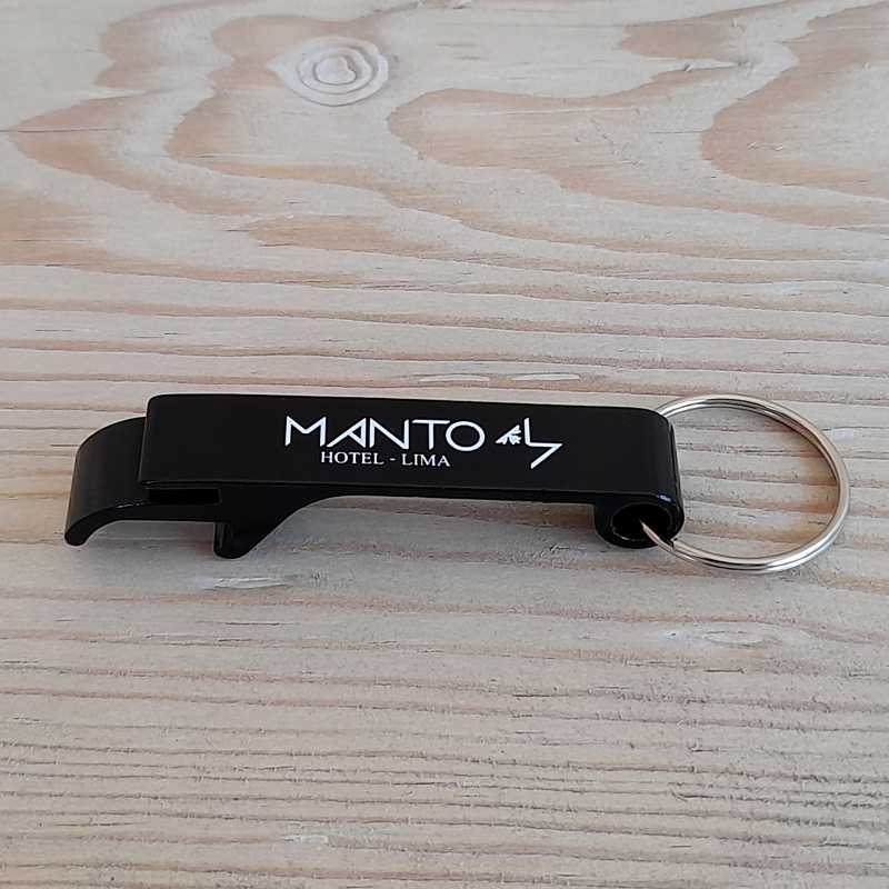 llavero destapador de botellas uña metálico negro con logotipo manto hotel mechandising